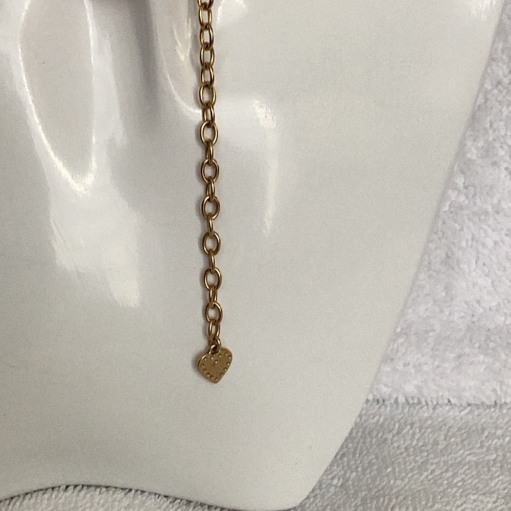 Rare Find , Stunning Vintage 3 Strand GoldToneNecklace with Faux Queen V… - Picture 3 of 6